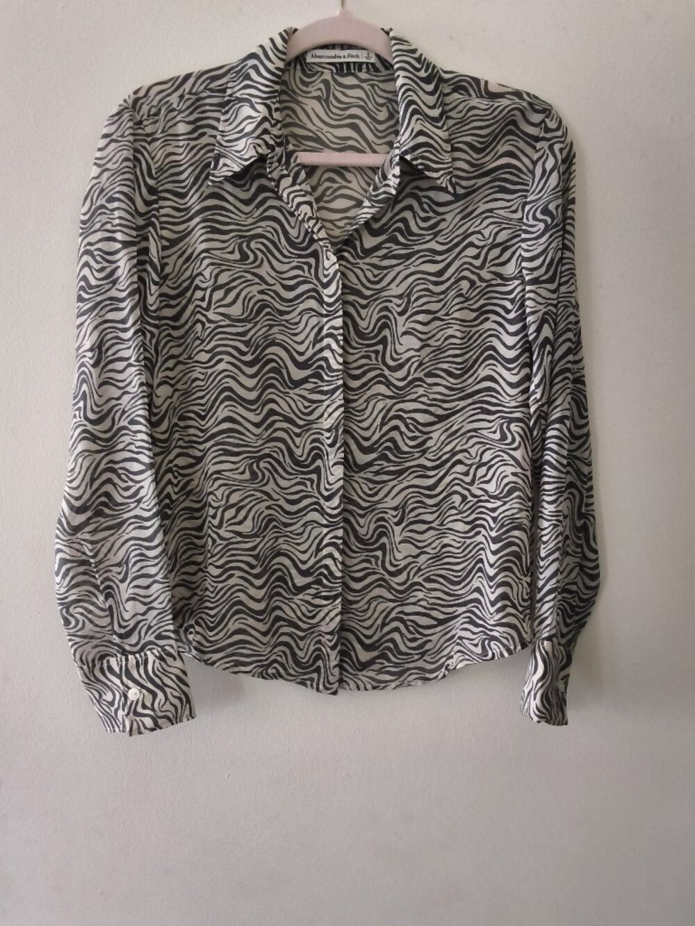 Abercrombie & Fitch black & white button up blouse, long sleeves. Size small